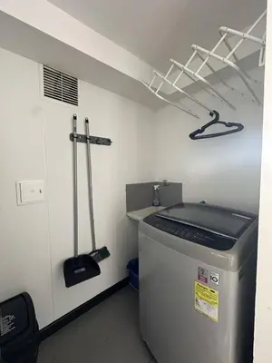 a laundry room with a washing machine in a room at Apartamento cerca Terminal de Transportes y Cable aéreo in Manizales