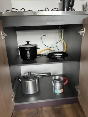 a kitchen with two pots and pans on a shelf at Apartamento cerca Terminal de Transportes y Cable aéreo in Manizales