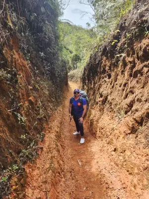 a man is walking down a dirt road at Apartment in Tamesis in Támesis