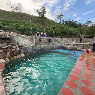 Cabaña con jacuzzi y piscina con agua de manantial