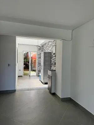 an empty room with a kitchen and a hallway at Primer piso con Garaje in Guatapé