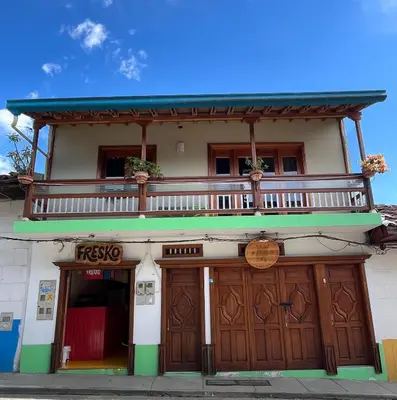 a building with a balcony on top of it at Apartamento Luz De Luna in Jardin