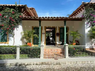 a house with a fence in front of it at Cauca Viejo parque Aliciadorada in Jericó