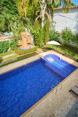 a large blue swimming pool in a yard at Cauca Viejo parque Aliciadorada in Jericó