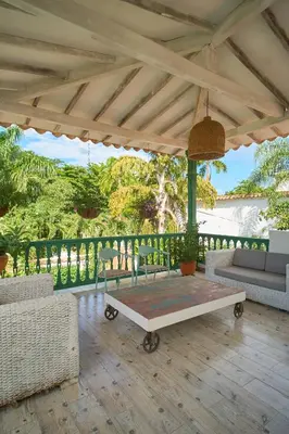 a patio with a table and chairs on a deck at Cauca Viejo parque Aliciadorada in Jericó