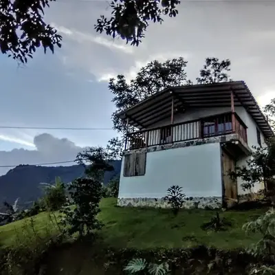 Country cabin with panoramic view among clouds - cabaña refugio entre nubes