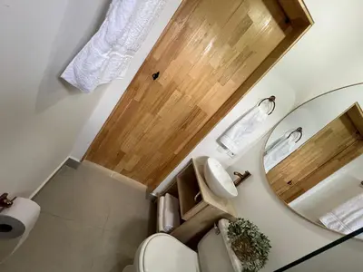 a bathroom with a toilet and a mirror at Hermoso Apartasol, cerca al Parque Principal, Piscinas, Aire acondicionado in Santa Fe de Antioquia