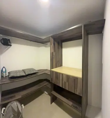 a room with a bed and a wooden cabinet at Apartamento de lujo Poblado in Estación El Salto