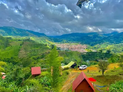 a view of a valley with mountains and a car at Hotel Cabañas Villa Loe Jardín in Jardin