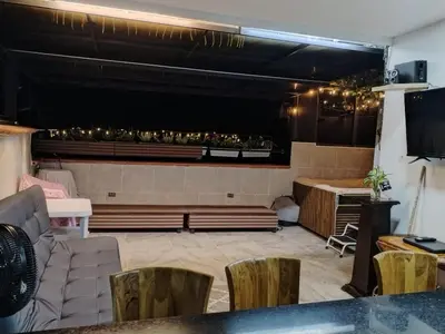 a living room with a couch and a stage at Apartamento con jacuzzi in Santa Fe de Antioquia