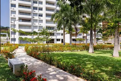 a park with a bench in front of a building at Apartamento loft en Santa Fe de Antioquia in Santa Fe de Antioquia