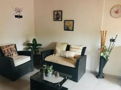 a living room with two chairs and a couch at Apartamento en Rionegro in Rionegro