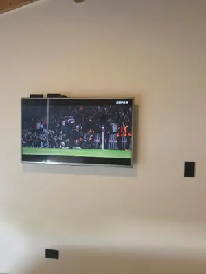 a flat screen tv hanging on a wall at Apartamento en Rionegro in Rionegro