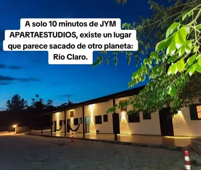 a building with a sign that reads a solo minutes de vm apprenticeships at JyM apartaestudios in Doradal