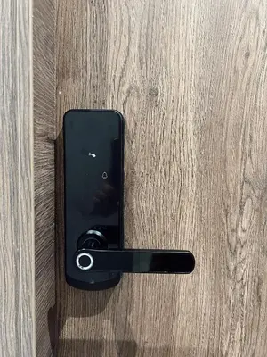 a black iphone sticking out of a wooden door at SUITE DE LUJO FARO con Aire Acondicionado y Coworking in Medellín