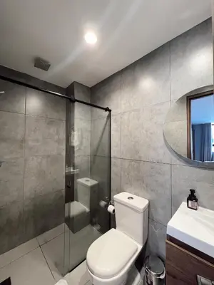 a bathroom with a toilet and a shower and a sink at SUITE DE LUJO FARO con Aire Acondicionado y Coworking in Medellín