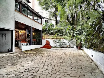 a cobblestone driveway in front of a building at Casa Amsterdam with Jacuzzi in Poblado Medellín in Medellín