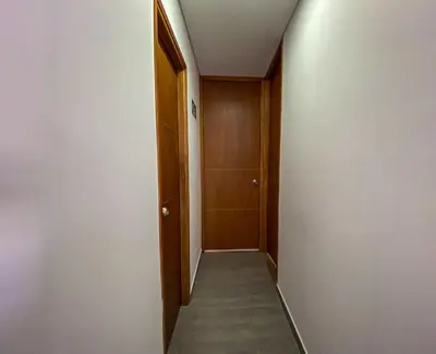 an empty hallway with a door and a hallwayngth at Hermoso Apartamento Frente al Embalse 2 Habs View in Guatapé