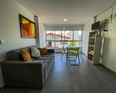 a living room with a couch and a table at Hermoso Apartamento Frente al Embalse 2 Habs View in Guatapé