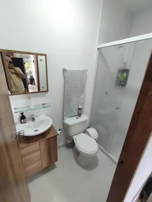 a bathroom with a toilet and a shower and a sink at San Jeronimo - Apartamento - Hospedaje in San Jerónimo