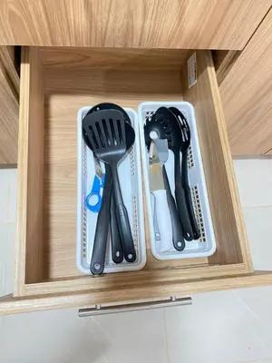 two plastic utensils in a drawer in a cabinet at Casa moderna en el centro Carmen V WI-FI in Carmen de Viboral