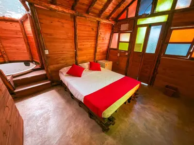 a bedroom with a bed in a wooden cabin at Solvae EcoHotel in San Jerónimo