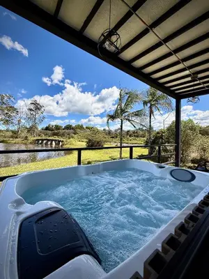 a jacuzzi tub with a view of a field at Cabaña del lago con Jacuzzi in Rionegro
