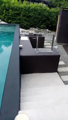 a laptop sitting on a bench next to a swimming pool at La Fonte di Luce in Santa Fe de Antioquia