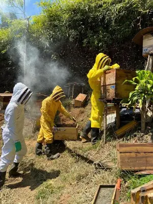 a group of people standing around a box at Finca Crucytania in Titiribí