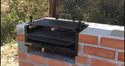 a barbecue grill sitting on top of a brick wall at Finca El Paraíso in Santa Fe de Antioquia