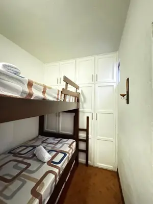 a small room with a bunk bed and a door at Apartamento Hayalón in Betania
