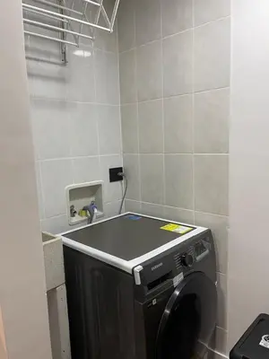 a bathroom with a washing machine in a room at Loft poblado con parqueadero in Medellín