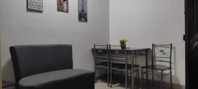 a chair and a table in a room at COMODOS APARTAMENTOS EN LA MEJOR ZONA DE MEDELLIN LAURELES ESTADiO in Medellín