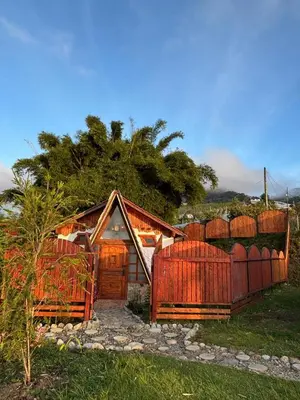 a small house with a fence and a gate at Glamping Montesereno in El Peñol