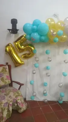 a table with a bunch of balloons and a sign at Las Jodelinas in Guarne