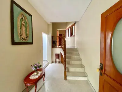 a hallway with a staircase with a vase on a table at Casa de descanso en Doradal Hacienda Napoles in Doradal