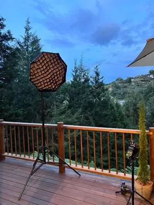 a camera on a deck with an umbrella at Qimera Ecolodge - Cabaña a 7 Min del Aeropuerto JMC in Guarne