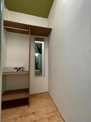 a room with a wall with a mirror and a shelf at Espectacular apartaestudio en envigado cerca de todo in Envigado