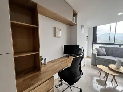 a living room with a black chair and a desk at Apto Moderno,Tranquilo, Avenida las Vegas, cerca al Metro, a 20 min de Provenza in Sabaneta