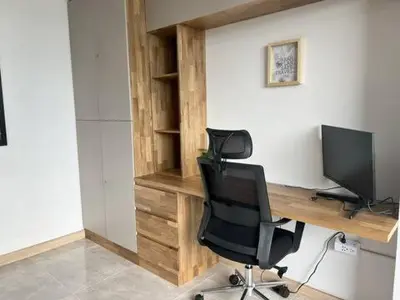 an office with a desk with a computer and a chair at Apto Moderno,Tranquilo, Avenida las Vegas, cerca al Metro, a 20 min de Provenza in Sabaneta