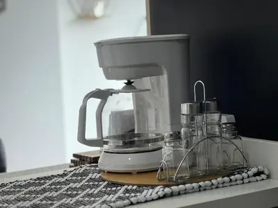 a food processor sitting on a counter with jars at Apto Moderno,Tranquilo, Avenida las Vegas, cerca al Metro, a 20 min de Provenza in Sabaneta
