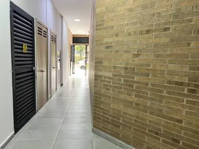 a hallway of a building with a brick wall at Apto Moderno,Tranquilo, Avenida las Vegas, cerca al Metro, a 20 min de Provenza in Sabaneta