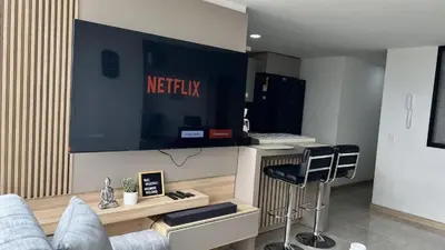 a living room with a tv and a couch at Apto Moderno,Tranquilo, Avenida las Vegas, cerca al Metro, a 20 min de Provenza in Sabaneta