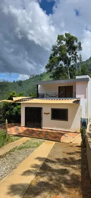 a large white house with a driveway at Casa Campestre Tara in Barbosa