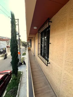 a sidewalk next to a building with a window at Dúplex Céntrico Con Servicios Premium in Medellín