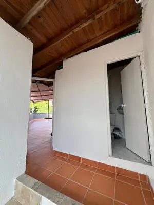 a room with a white wall and a doorway at Dúplex Céntrico Con Servicios Premium in Medellín
