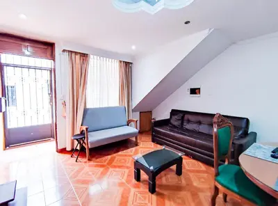 a living room with a couch and a table at Casa de Confort con Parqueadero Privado in Medellín