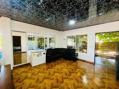 a living room with a couch and a table at Villa Paraíso Nápoles in Doradal