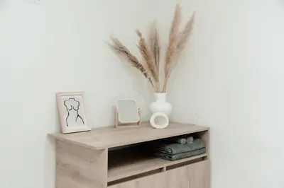 a shelf in a living room with a vase on it at Apartamento en Rionegro, Cerca al aeropuerto JMC in Rionegro