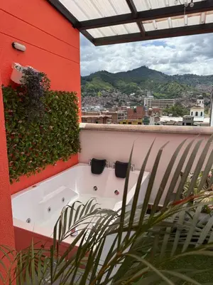 a bath tub sitting on the side of a building at Lujoso pent-house de dos niveles in Itagüí
